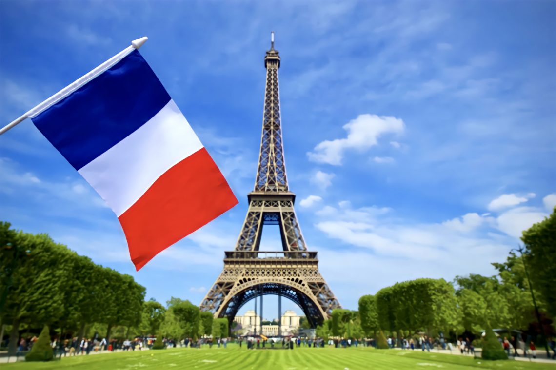 Французский флаг - на фоне Эйфелевой башни в Париже