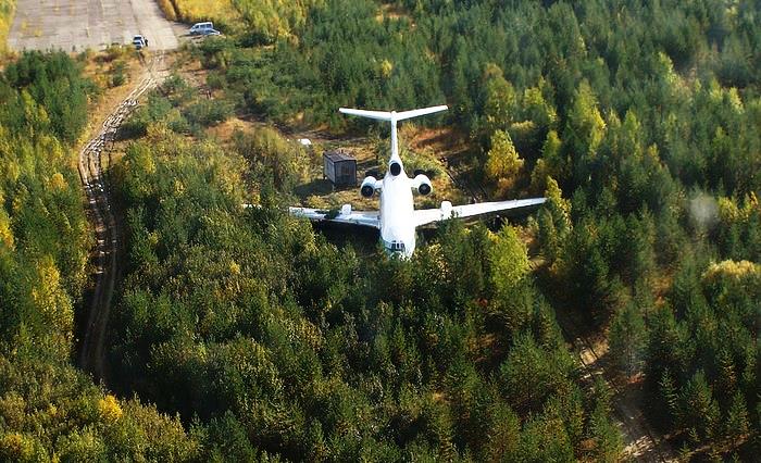 Аварийная остановка самолета Ту-154М на посадочной полосе селения Ижма 7 сентября 2010 года